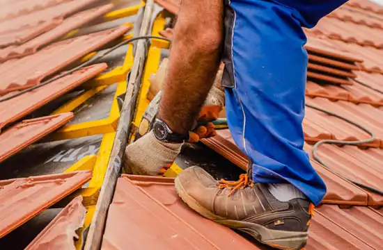 artisans dumas travaillant sur un toit